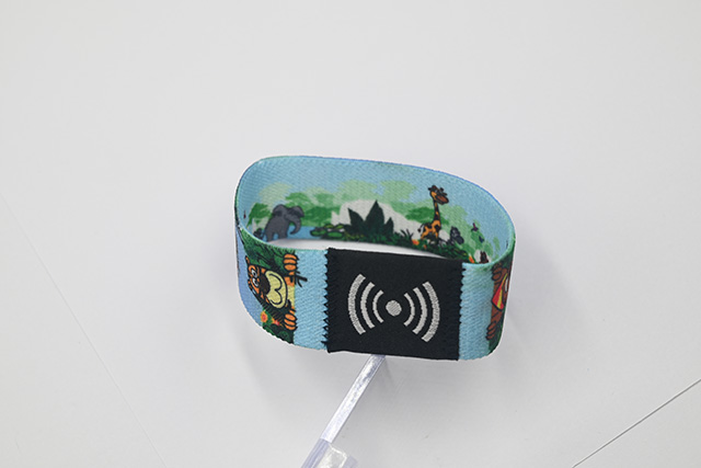 会员卡的印刷主要分为胶印和丝印，，，，，，，，每种印刷方法差别