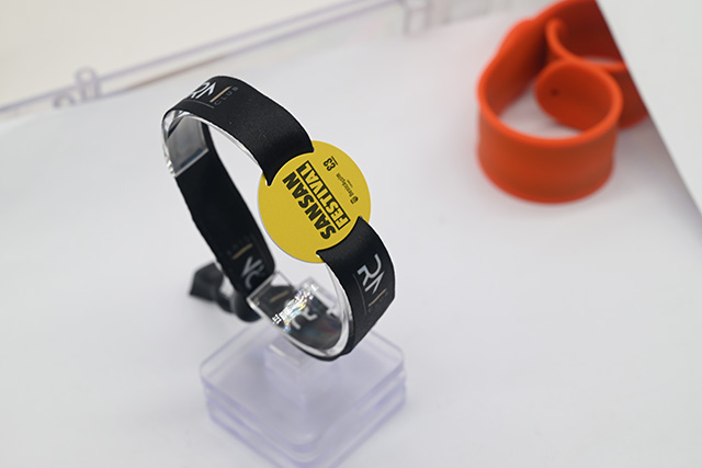 这样的带按键显示屏可视银行卡您是否见过呢？？？？？