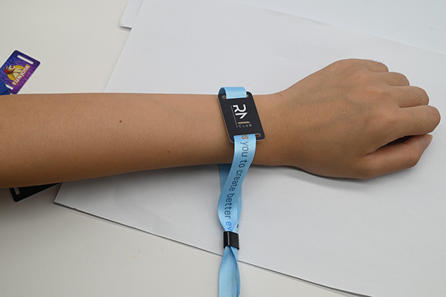 制作人像识别卡的基卡可以是一样平常PVC卡，，，，，，，也可以是磁卡