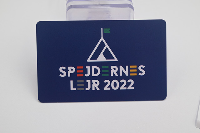 制作钥匙扣卡时的过uv工艺是什么呢？？？？？？？有了之后，，，，，，，有什么效果呢？？？？？？？